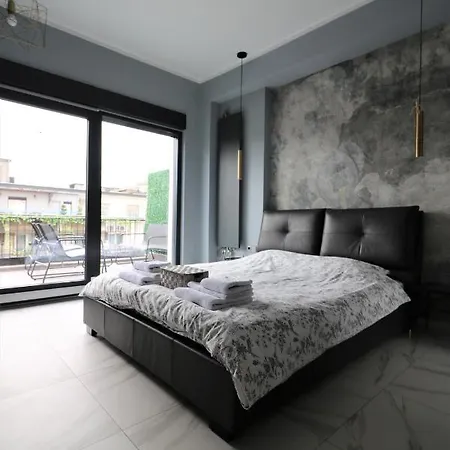 Deluxe Skyline Retreat - Old Town Appartement