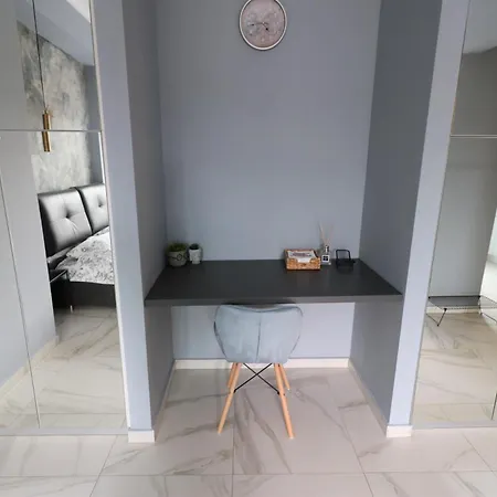 Deluxe Skyline Retreat - Old Town Apartment Bucharest