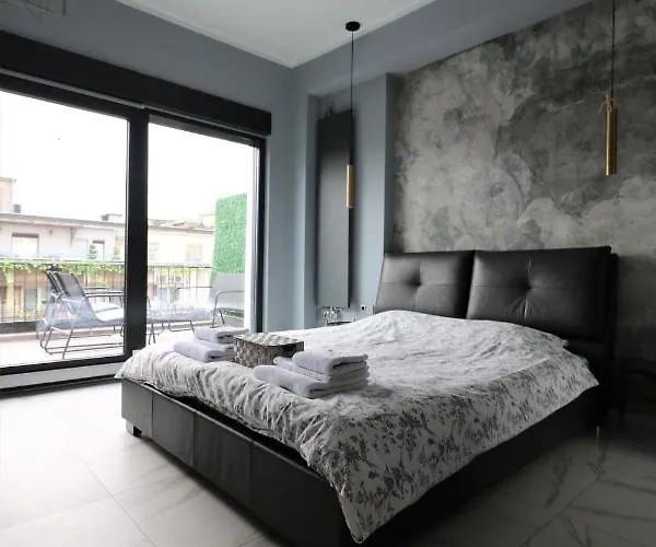 Deluxe Skyline Retreat - Old Town Lägenhet