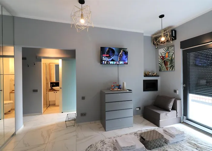 Deluxe Skyline Retreat - Old Town *