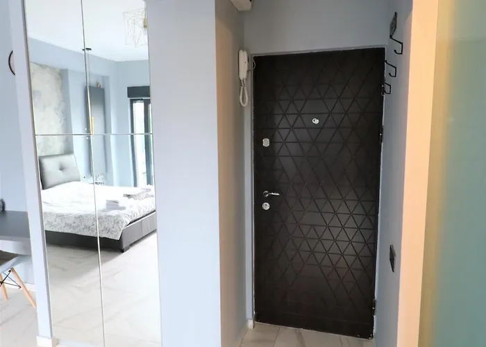 Deluxe Skyline Retreat - Old Town Apartment *