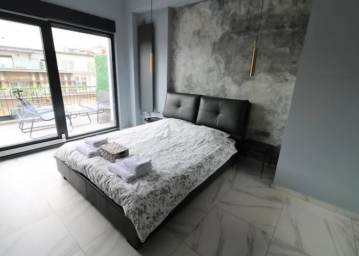 Apartment Deluxe Skyline Retreat - Old Town