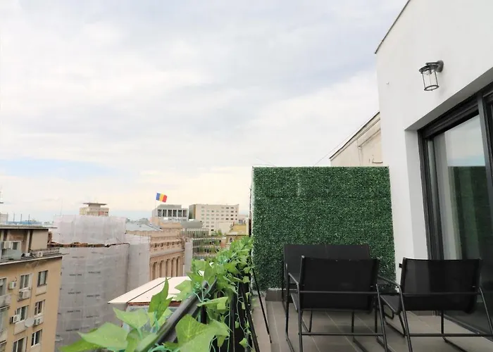 Deluxe Skyline Retreat - Old Town Apartment *