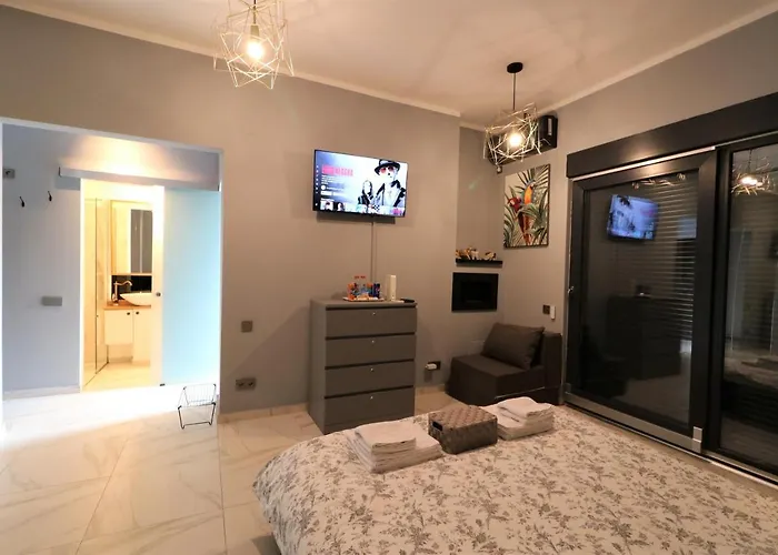 Deluxe Skyline Retreat - Old Town