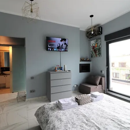 Deluxe Skyline Retreat - Old Town Apartment *