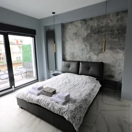 Deluxe Skyline Retreat - Old Town Apartment *