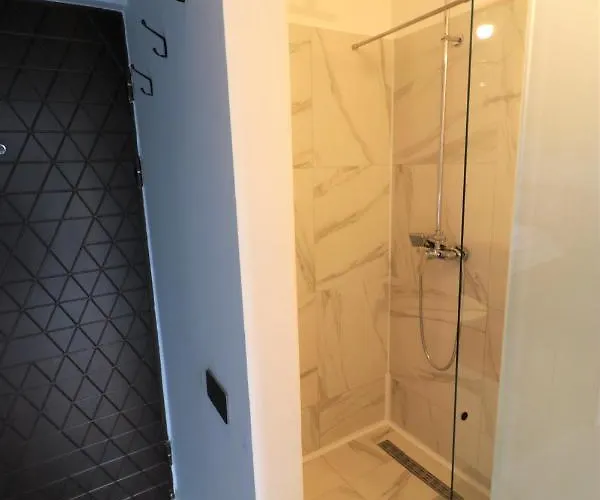 Deluxe Skyline Retreat - Old Town *