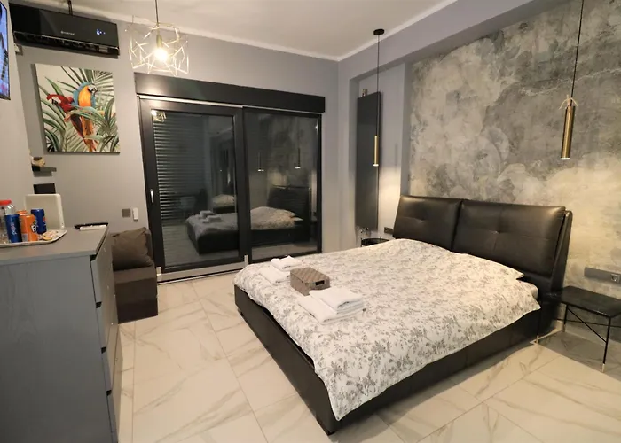 Deluxe Skyline Retreat - Old Town *